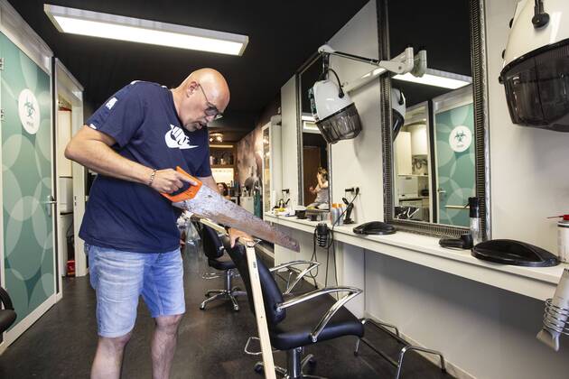 2020-04-21 14:56:40 ROTTERDAM - Kapper Nick plaats plastic in zijn kapsalon. Kappers hebben samen met de vakbonden een speciaal protocol opgesteld om kapsalons weer open te kunnen doen ondanks het nieuwe coronavirus. ANP PIETER STAM DE JONGE  Copyright: xPIETERxSTAMxDExJONGEx xANPx x409717558x
