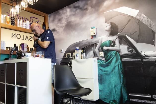 2020-04-21 15:01:30 ROTTERDAM - Kapper Nick plaats plastic in zijn kapsalon. Kappers hebben samen met de vakbonden een speciaal protocol opgesteld om kapsalons weer open te kunnen doen ondanks het nieuwe coronavirus. ANP PIETER STAM DE JONGE  Copyright: xPIETERxSTAMxDExJONGEx xANPx x409717561x