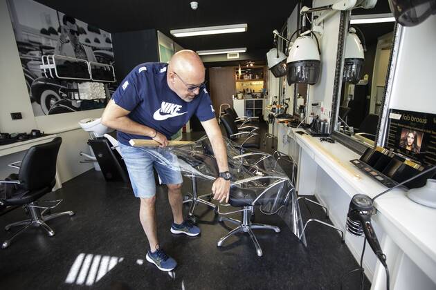 2020-04-21 15:03:45 ROTTERDAM - Kapper Nick plaats plastic in zijn kapsalon. Kappers hebben samen met de vakbonden een speciaal protocol opgesteld om kapsalons weer open te kunnen doen ondanks het nieuwe coronavirus. ANP PIETER STAM DE JONGE  Copyright: xPIETERxSTAMxDExJONGEx xANPx x409717576x