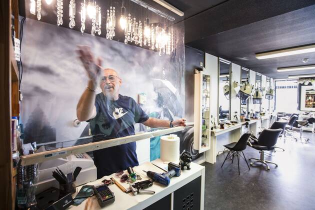 2020-04-21 16:00:49 ROTTERDAM - Kapper Nick plaats plastic in zijn kapsalon. Kappers hebben samen met de vakbonden een speciaal protocol opgesteld om kapsalons weer open te kunnen doen ondanks het nieuwe coronavirus. ANP PIETER STAM DE JONGE  Copyright: xPIETERxSTAMxDExJONGEx xANPx x409717596x