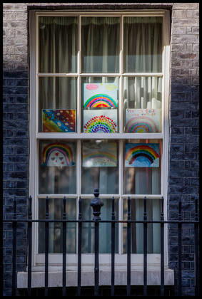 . 21 04 2020. London, United Kingdom. Coronavirus Briefing In Downing Street. Drawings by children in the window of Number 10 Downing Street supporting the NHS.  xMartynxWheatleyx xi-Imagesx IIM-21044-0014
