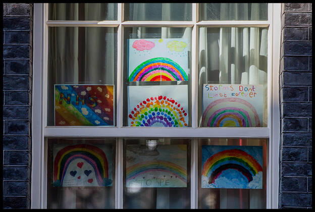 News Bilder des Tages . 21 04 2020. London, United Kingdom. Coronavirus Briefing In Downing Street. Drawings by children in the window of Number 10 Downing Street supporting the NHS.  xMartynxWheatleyx xi-Imagesx IIM-21044-0015