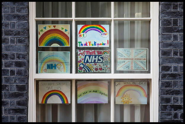 . 21 04 2020. London, United Kingdom. Coronavirus Briefing In Downing Street. Drawings by children in the window of Number 10 Downing Street supporting the NHS.  xMartynxWheatleyx xi-Imagesx IIM-21044-0017