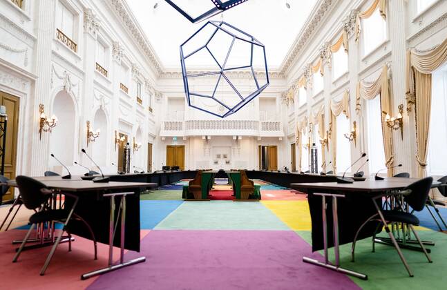 2020-04-21 14:44:04 DEN HAAG - De Oude Zaal van de Tweede Kamer is gereed gemaakt voor vergaderingen tijdens de coronacrisis. De Kamer gaat weer wat vaker vergaderen en gebruikt dan ook de zaal waar vroeger de plenaire vergaderingen plaatsvonden. ANP BART MAAT  Copyright: xx x409711197x