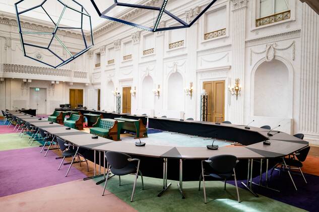 2020-04-21 14:50:08 DEN HAAG - De Oude Zaal van de Tweede Kamer is gereed gemaakt voor vergaderingen tijdens de coronacrisis. De Kamer gaat weer wat vaker vergaderen en gebruikt dan ook de zaal waar vroeger de plenaire vergaderingen plaatsvonden. ANP BART MAAT  Copyright: xx x409711201x