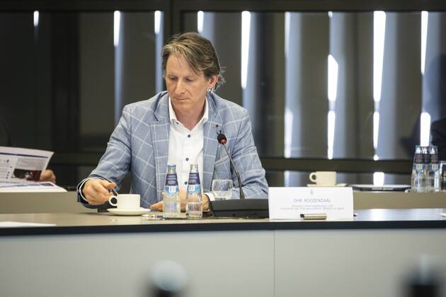 2020-04-21 12:10:09 DEN HAAG - De heer Roozendaal (directeur Informatiebeleid CIO ministerie van VWS) tijdens technische briefing corona-app in de Tweede KamerLAURENS VAN PUTTEN HH  Copyright: xx x409707096x
