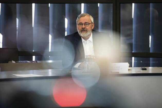 2020-04-21 12:00:13 DEN HAAG De heer De Gouw (directeur publieke gezondheid GGD en GHOR) tijdens technische briefing corona-app in de Tweede KamerLAURENS VAN PUTTEN HH  Copyright: xx x409707150x