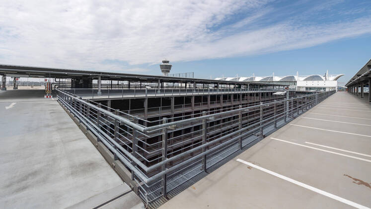 Auswirkungen Corona Flughafen München Im Bild Überblick Parkhaus P20 Ebene 11 leer verlassen verweist Hintergrund Tower Dach MAC Munich Airtport Center. München Flughafen München Bayern Deutschland Copyright: Passion2Press MarkusxFischerx