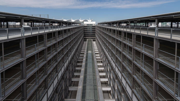 Auswirkungen Corona Flughafen München Im Bild Parkhaus P20 leer verlassen verweist Ebene 11 Hintergrund Dach MAC Munich Airport Center. München Flughafen München Bayern Deutschland Copyright: Passion2Press MarkusxFischerx