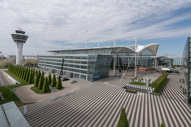 Auswirkungen Corona Flughafen München Im Bild Tower MAC Munich Airport Center Vorplatz Terminal 2. München Flughafen München Bayern Deutschland Copyright: Passion2Press MarkusxFischerx