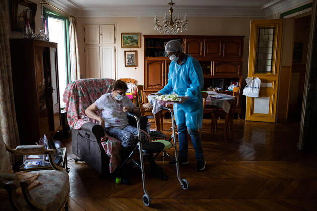Paris, France, April 21, 2020 - Mrs. D., in her eighties, has just spent a dozen days in hospital after being infected with Coronavirus (Covid-19). Cured, she was able to return home, where Michele, a life assistant from the Neotine agency, goes several times a week to help her in her daily life - Michele presents the cauliflower she s just cut up  Copyright: xAlexisxSciardx