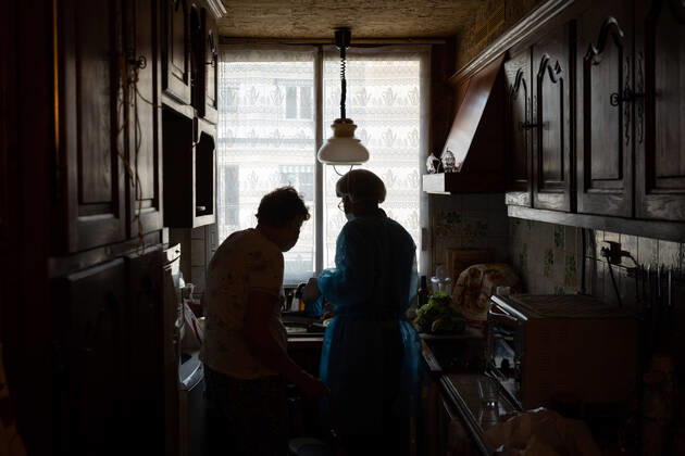 Paris, France, April 21, 2020 - Mrs. D., in her eighties, has just spent a dozen days in hospital after being infected with Coronavirus (Covid-19). Cured, she was able to return home, where Michele, a life assistant from the Neotine agency, goes several times a week to help her in her daily life - Michele prepares lunch under Mrs. D s supervision  Copyright: xAlexisxSciardx