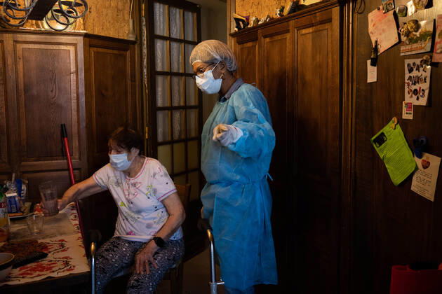 Paris, France, April 21, 2020 - Mrs. D., in her eighties, has just spent a dozen days in hospital after being infected with Coronavirus (Covid-19). Cured, she was able to return home, where Michele, a life assistant from the Neotine agency, goes several times a week to help her in her daily life.  Copyright: xAlexisxSciardx