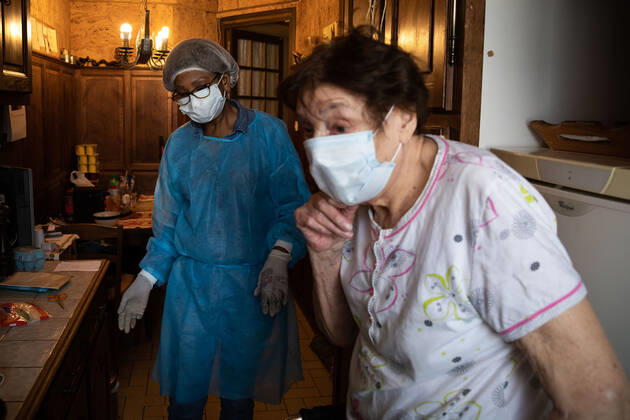 Paris, France, April 21, 2020 - Mrs. D., in her eighties, has just spent a dozen days in hospital after being infected with Coronavirus (Covid-19). Cured, she was able to return home, where Michele, a life assistant from the Neotine agency, goes several times a week to help her in her daily life - Michele is making lunch  Copyright: xAlexisxSciardx