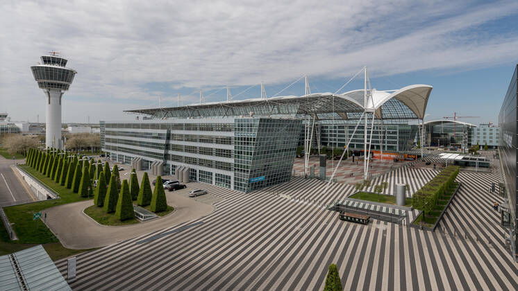 Auswirkungen Corona Flughafen München Im Bild Tower MAC Munich Airport Center Vorplatz Terminal 2. München Flughafen München Bayern Deutschland Copyright: Passion2Press MarkusxFischerx