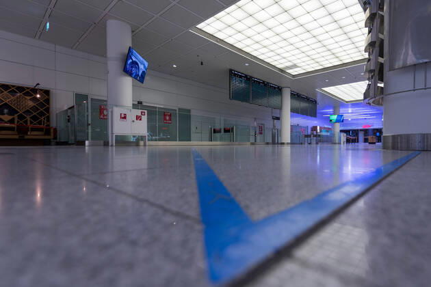 Auswirkungen Corona Flughafen München Im Bild Ankunft Terminal 2 verlassen leer verweist kein Mensch. München Flughafen München Bayern Deutschland Copyright: Passion2Press MarkusxFischerx