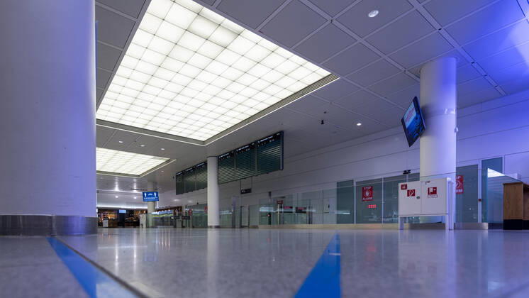 Auswirkungen Corona Flughafen München Im Bild Ankunft Terminal 2 verlassen leer verweist kein Mensch. München Flughafen München Bayern Deutschland Copyright: Passion2Press MarkusxFischerx