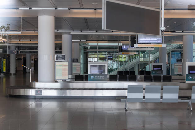 Auswirkungen Corona Flughafen München Im Bild Blick in die Ankunftshalle Terminal 2 Gepäckbänder leer verlassen verweist kein Mensch. München Flughafen München Bayern Deutschland Copyright: Passion2Press MarkusxFischerx