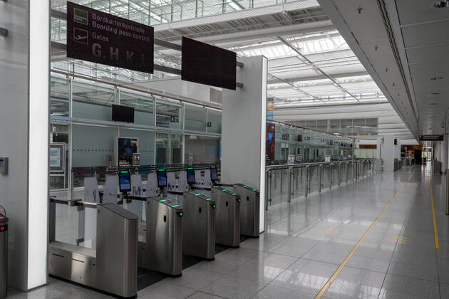 Auswirkungen Corona Flughafen München Im Bild Zugang Sicherheitskontrolle Terminal 2 geöffnet grün. München Flughafen München Bayern Deutschland Copyright: Passion2Press MarkusxFischerx
