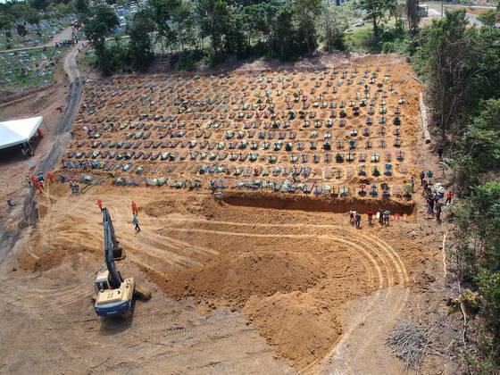 MANAUS, AM - 21.04.2020: COVA IMENSA ABERTA EM CEMITÉRIO DE MANAUS - Pits opened at the Parque de Manaus Cemetery, this Tuesday morning (21st), in the Tarumã neighborhood, west of the city of Manaus. In a note, the City Hall of Manaus prohibited the entrance of the Press and the burials can only be accompanied by five family members for burial. x1906098x  SandroxPereira