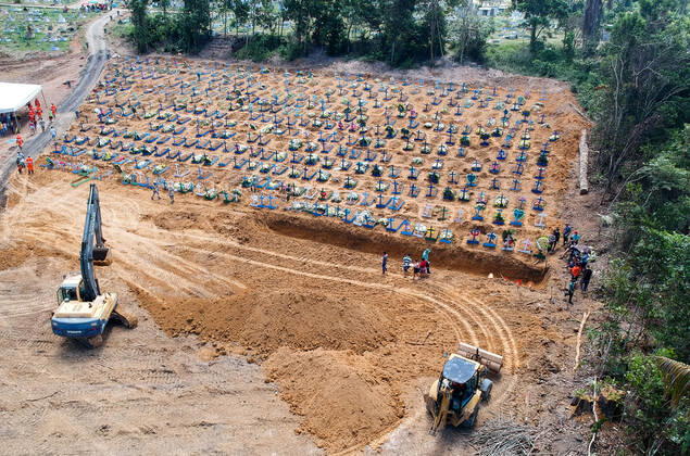 MANAUS, AM - 21.04.2020: COVA IMENSA ABERTA EM CEMITÉRIO DE MANAUS - Pits opened at the Parque de Manaus Cemetery, this Tuesday morning (21st), in the Tarumã neighborhood, west of the city of Manaus. In a note, the City Hall of Manaus prohibited the entrance of the Press and the burials can only be accompanied by five family members for burial. x1906099x  SandroxPereira