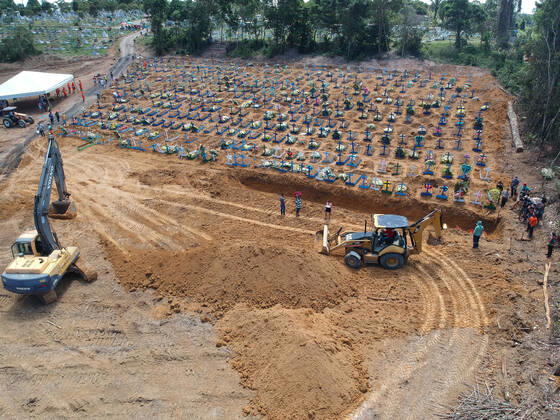 MANAUS, AM - 21.04.2020: COVA IMENSA ABERTA EM CEMITÉRIO DE MANAUS - Pits opened at the Parque de Manaus Cemetery, this Tuesday morning (21st), in the Tarumã neighborhood, west of the city of Manaus. In a note, the City Hall of Manaus prohibited the entrance of the Press and the burials can only be accompanied by five family members for burial. x1906100x  SandroxPereira