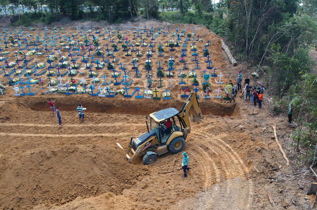 MANAUS, AM - 21.04.2020: COVA IMENSA ABERTA EM CEMITÉRIO DE MANAUS - Pits opened at the Parque de Manaus Cemetery, this Tuesday morning (21st), in the Tarumã neighborhood, west of the city of Manaus. In a note, the City Hall of Manaus prohibited the entrance of the Press and the burials can only be accompanied by five family members for burial. x1906101x  SandroxPereira