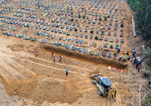 News Bilder des Tages MANAUS, AM - 21.04.2020: COVA IMENSA ABERTA EM CEMITÉRIO DE MANAUS - Pits opened at the Parque de Manaus Cemetery, this Tuesday morning (21st), in the Tarumã neighborhood, west of the city of Manaus. In a note, the City Hall of Manaus prohibited the entrance of the Press and the burials can only be accompanied by five family members for burial. x1906102x  SandroxPereira