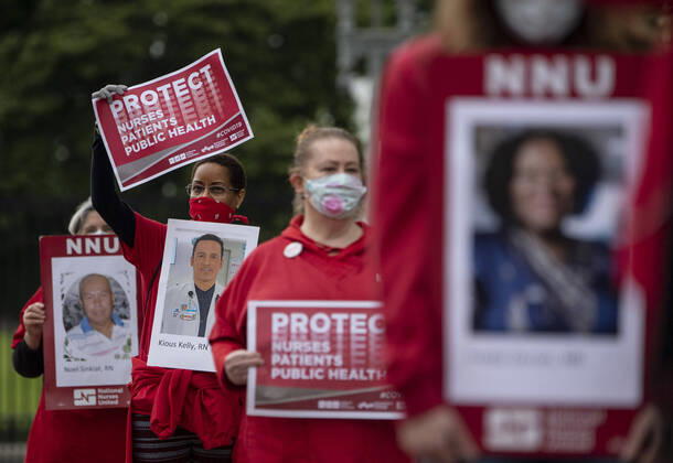 News Bilder des Tages Nurses hold photos of fellow healthcare workers who have died from COVID-19 during a protest calling attention on healthcare infections nationwide and demanding the Trump administration to provide extra PPE for healthcare workers during the coronavirus pandemic, at the White House in Washington, D.C. on Tuesday, April 21, 2020.  WAP20200421324 KEVINxDIETSCH