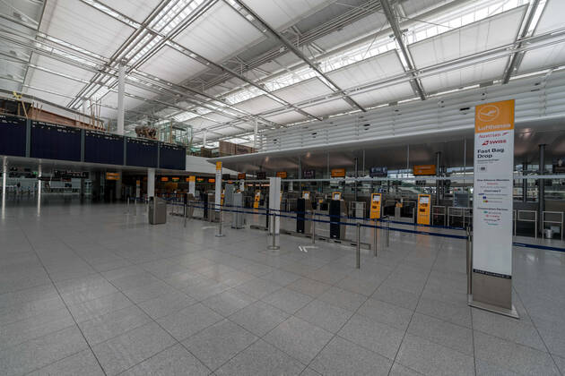 Auswirkungen Corona Flughafen München Im Bild Check-In Economy Lufthansa Terminal 2 geschlossen gesperrt kein Mensch leer verweist. München Flughafen München Bayern Deutschland Copyright: Passion2Press MarkusxFischerx