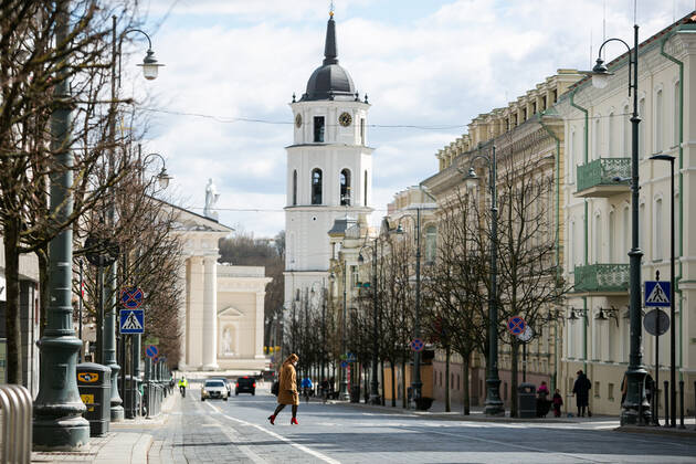 2020-04-21 Vilnius Lithuania. people enjoy warm and sunny Tuesday afternoon in Vilnius during quarantine. Vilnius Lithuania  Copyright: xZygimantasxGedvilax lithuania lifestyle city