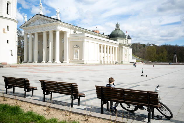 2020-04-21 Vilnius Lithuania. people enjoy warm and sunny Tuesday afternoon in Vilnius during quarantine. Vilnius Lithuania  Copyright: xZygimantasxGedvilax lithuania lifestyle city