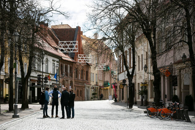 2020-04-21 Vilnius Lithuania. people enjoy warm and sunny Tuesday afternoon in Vilnius during quarantine. Vilnius Lithuania  Copyright: xZygimantasxGedvilax lithuania lifestyle city