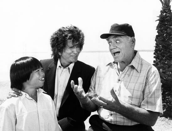 HIGHWAY TO HEAVEN, (from left): Ernie Reyes Jr., Michael Landon, Ernest Borgnine, Another Kind of War, Another Kind of Peace , (Season 3, ep. 304, aired Oct. 15, 1986), 1984-89. NBC Courtesy: Everett Collection NBC Courtesy Everett Collection !ACHTUNG AUFNAHMEDATUM GESCHÄTZT! PUBLICATIONXNOTxINxCANxCHNxFRAxITAxJPNxNORxPOLxRUSxESPxUKxUSA Copyright: xNBC CourtesyxEverettxCollectionx TBDHITO EC008