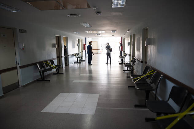 April 21, 2020, Cordoba, Argentina: A doctor talks to a patient and tells him to wait for care. A sector inside Rawson Hospital in Cordoba city, is prepared it and isolated it for the reception of possible cases of Covid-19. Cordoba Argentina  - ZUMA Pho 20200421_mda_b196_126 Copyright: xDanielxBustosx