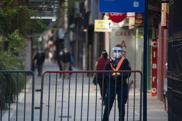 April 21, 2020, Cordoba, Argentina: Policia de Cordoba supervises and controls the movement of people during the mandatory quarantine. Transit with permission and face mask is mandatory. Cordoba Argentina  - ZUMA Pho 20200421_mda_b196_148 Copyright: xDanielxBustosx
