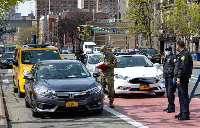 April 21, 2020, New York Manhattan, USA: National guard giving delivery order to the taxi driver. The Taxi and Limousine Commission, or TLC, which is responsible for licensing and regulating taxis and other for-hire vehicles in New York City, is encouraging its drivers to sign up for the meal delivery program .04 21 20. New York Manhattan 1AV and 87 ST New York Manhattan USA - ZUMAs252 20200421_znp_s252_010 Copyright: xMarcusxSantosx