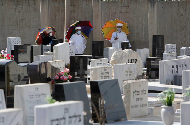 (200421) -- REHOVOT (ISRAEL), April 21, 2020 (Xinhua) -- Relatives and friends attend the funeral of a patient who died from COVID-19 at a cemetery in central Israeli city of Rehovot, on April 21, 2020. Israel s Ministry of Health reported 229 new cases on Tuesday, bringing the total infections to 13,942. (Photo by Gil Cohen Magen Xinhua) ISRAEL-REHOVOT-COVID-19-FUNERAL 
