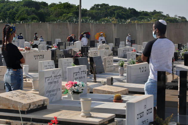 (200421) -- REHOVOT (ISRAEL), April 21, 2020 (Xinhua) -- Relatives and friends attend the funeral of a patient who died from COVID-19 at a cemetery in central Israeli city of Rehovot, on April 21, 2020. Israel s Ministry of Health reported 229 new cases on Tuesday, bringing the total infections to 13,942. (Photo by Gil Cohen Magen Xinhua) ISRAEL-REHOVOT-COVID-19-FUNERAL 