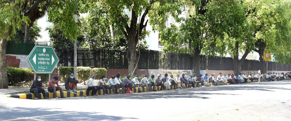 News Bilder des Tages NEW DELHI, INDIA - APRIL 21: People queue to collect food during lockdown, at Raisina Road, on April 21, 2020 in New Delhi, India. (Photo by Arvind Yadav Hindustan Times) Government And NGOs Provide Food To Homeless And Poor Amid Lockdown To Prevent Covid-19 Pandemic