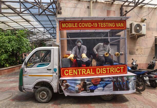 News Bilder des Tages NEW DELHI, INDIA - APRIL 21: Health workers in a mobile testing van prepare to take swab samples from residents of the Hauz Qazi area for COVID-19 antibody rapid testing as a precautionary measure, at SDM office in Daryaganj during lockdown on April 21, 2020 in New Delhi, India. (Photo by Biplov Bhuyan Hindustan Times) Antibody Rapid Testing In Delhi In View Of Covid-19 Pandemic