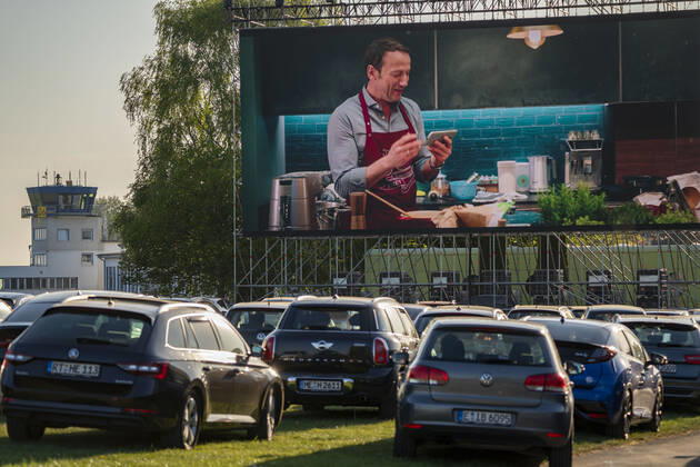 Autokino am Flughafen Essen Mülheim Motor Movies, temporäre Filmvorführung, am WDL Luftschiff Hangar, Veranstaltung unter Einhaltung der Kontaktbeschränkungen, Auswirkungen der Coronakrise in Essen, Mülheim Deutschland,