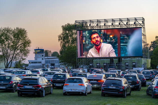 Autokino am Flughafen Essen Mülheim Motor Movies, temporäre Filmvorführung, am WDL Luftschiff Hangar, Veranstaltung unter Einhaltung der Kontaktbeschränkungen, Auswirkungen der Coronakrise in Essen, Mülheim Deutschland,