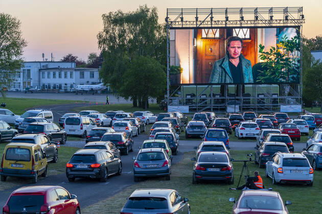 Autokino am Flughafen Essen Mülheim Motor Movies, temporäre Filmvorführung, am WDL Luftschiff Hangar, Veranstaltung unter Einhaltung der Kontaktbeschränkungen, Auswirkungen der Coronakrise in Essen, Mülheim Deutschland,