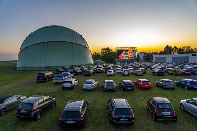 Autokino am Flughafen Essen Mülheim Motor Movies, temporäre Filmvorführung, am WDL Luftschiff Hangar, Veranstaltung unter Einhaltung der Kontaktbeschränkungen, Auswirkungen der Coronakrise in Essen, Mülheim Deutschland,