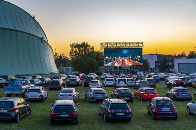 Autokino am Flughafen Essen Mülheim Motor Movies, temporäre Filmvorführung, am WDL Luftschiff Hangar, Veranstaltung unter Einhaltung der Kontaktbeschränkungen, Auswirkungen der Coronakrise in Essen, Mülheim Deutschland,