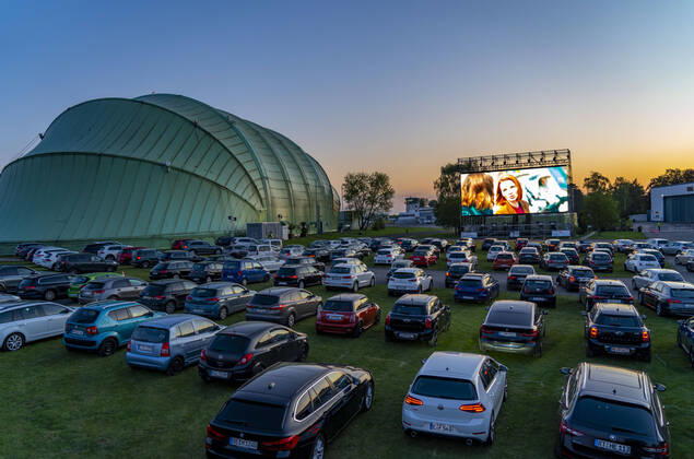 Bilder des Jahres 2020, News 04 April News Themen der Woche KW17 News Bilder des Tages Autokino am Flughafen Essen Mülheim Motor Movies, temporäre Filmvorführung, am WDL Luftschiff Hangar, Veranstaltung unter Einhaltung der Kontaktbeschränkungen, Auswirkungen der Coronakrise in Essen, Mülheim Deutschland,