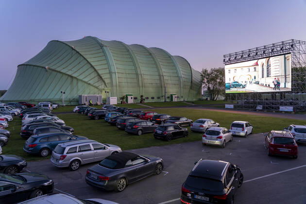 Autokino am Flughafen Essen Mülheim Motor Movies, temporäre Filmvorführung, am WDL Luftschiff Hangar, Veranstaltung unter Einhaltung der Kontaktbeschränkungen, Auswirkungen der Coronakrise in Essen, Mülheim Deutschland,