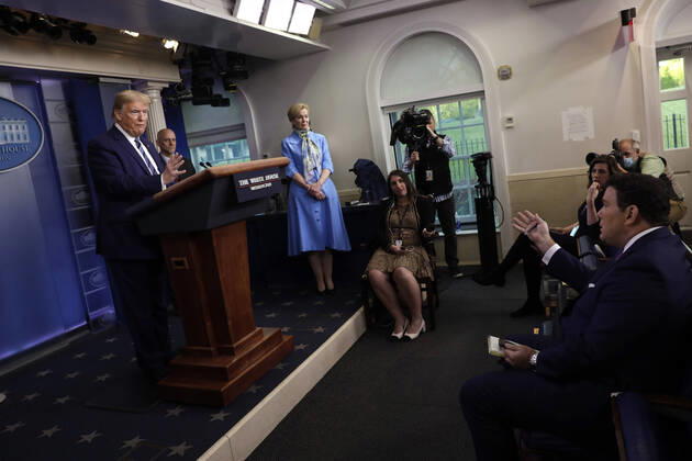 April 21, 2020, Washington, District of Columbia, USA: United States President Donald J. Trump speaks at the Coronavirus Task Force press briefing at the White House in Washington on April 21, 2020. Stephen Hahn, Commissioner, US Food and Drug Administration (FDA) looks on from background center and Dr. Deborah L. Birx, White House Coronavirus Response Coordinator looks on from right Washington USA - ZUMAs152 20200421_zaa_s152_038 Copyright: xYurixGripasx