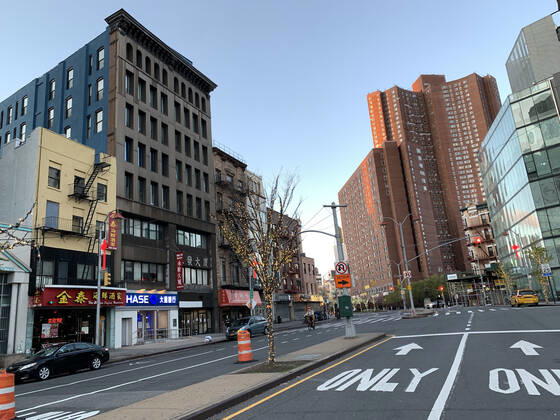 April 21, 2020, New York, New York, USA: Chinatown in New York during the CORONA VIRUS COVID-19 PANDEMIC. President Trump said his restrictions on immigration would last for 60 days and apply only to those who want permanent residency in the United States..April 21, 2020 New York USA - ZUMAm57_ 20200421_zaf_m57_006 Copyright: xJohnxMarshallxMantelx